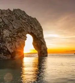 Klippebuen Durdle Door på Jurassic Coast ved solnedgang