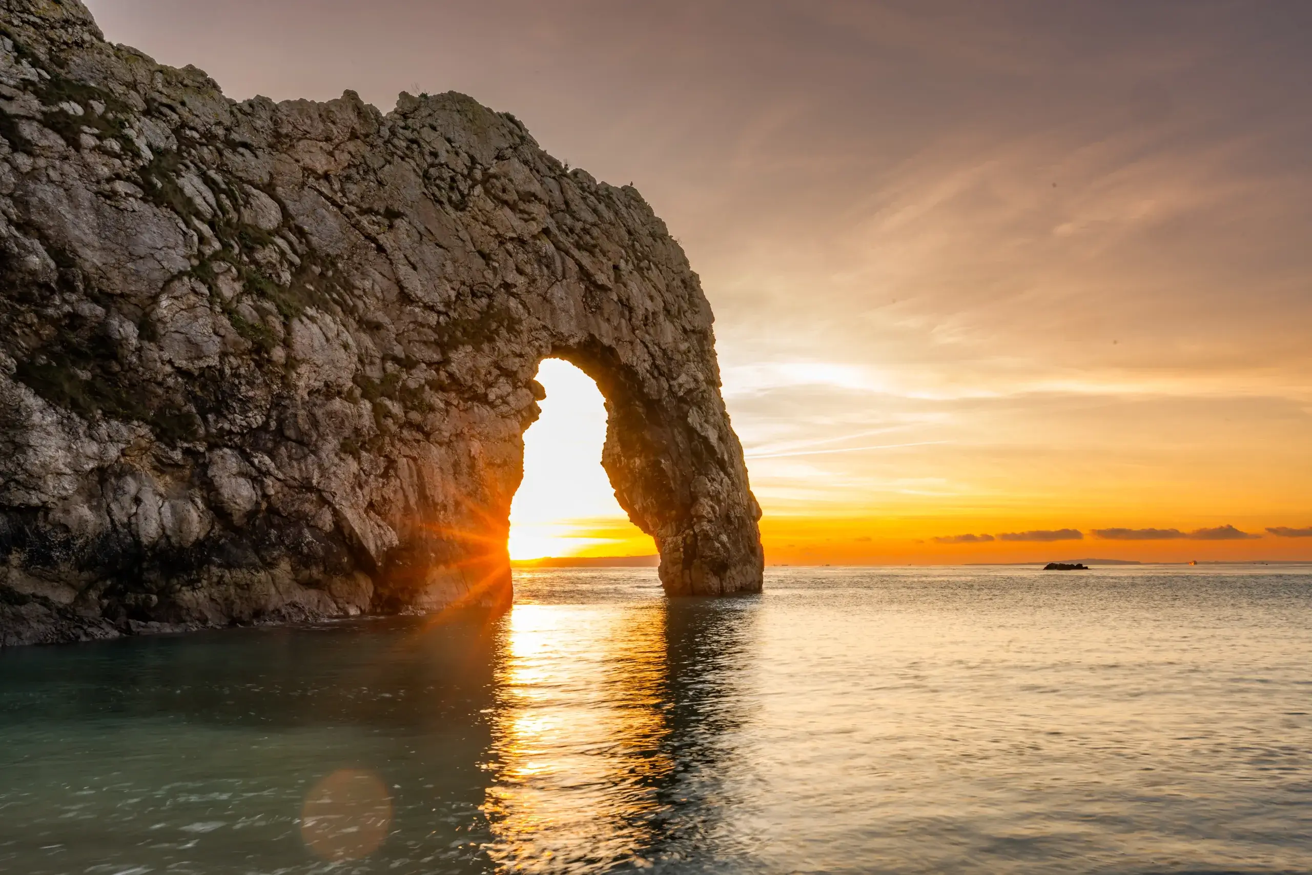 Klippebuen Durdle Door på Jurassic Coast ved solnedgang
