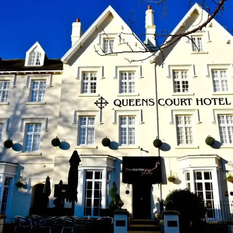 Hvid facade på Queens Court Hotel