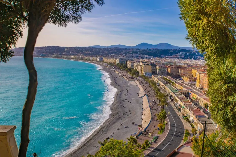 Udsigt fra Castle Hill over Promenade des Anglais, stranden og det turkisblå Middelhav i Nice