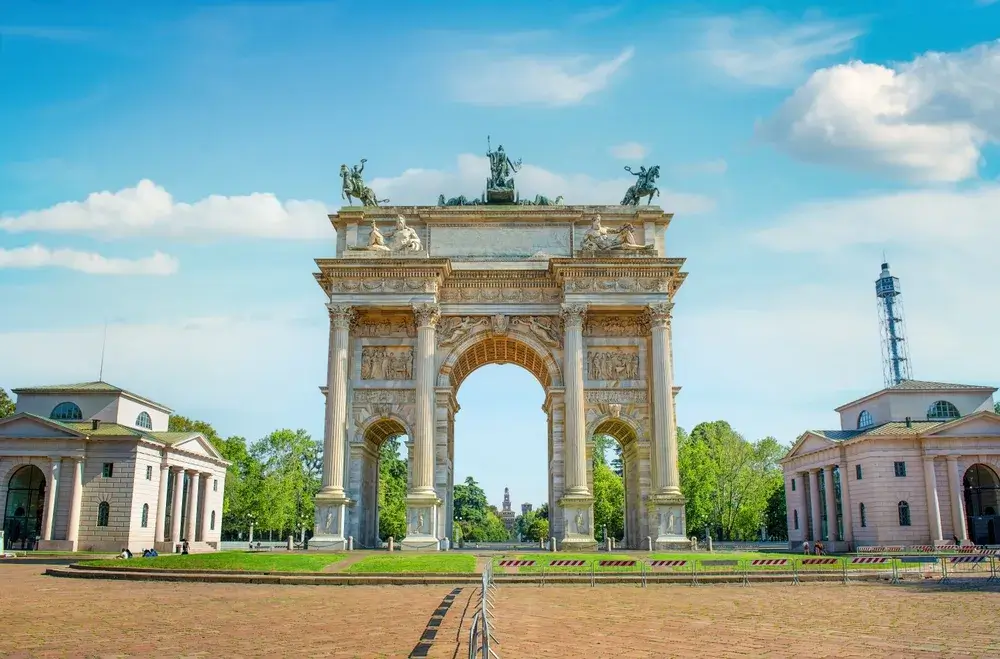 Fredsbuen Arco della Pace i Milano med bronzeskulpturer på toppen under blå himmel med skyer
