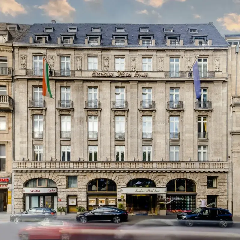 Klassisk facade med mange vinduer