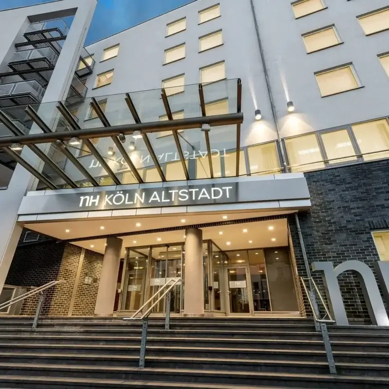 Moderne facade med glasindgang
