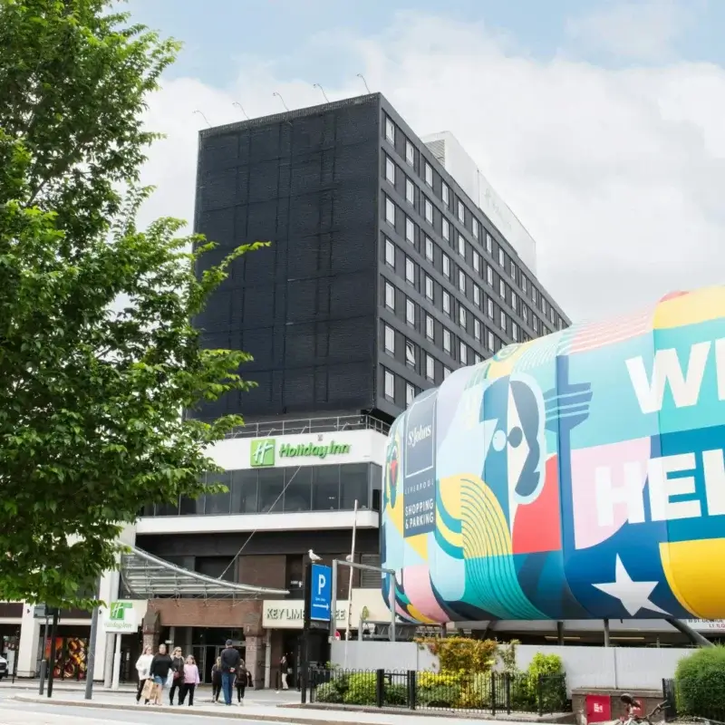 Hotellets facade ved en plads i Liverpool