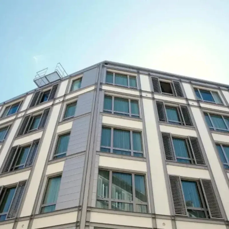 Moderne facade med mange vinduer