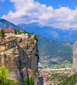 Klosteret Agia Triada på en klippetop i Meteora med dalen bagved