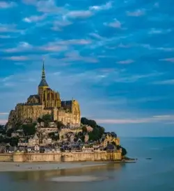 Klosteret Mont-Saint-Michel på klippeøen set fra luften