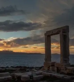 Marmorporten Portara på Naxos i solnedgang over havet