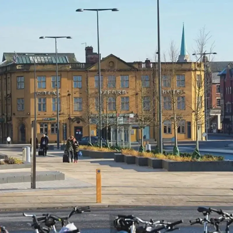 Hotellets facade ved en åben plads