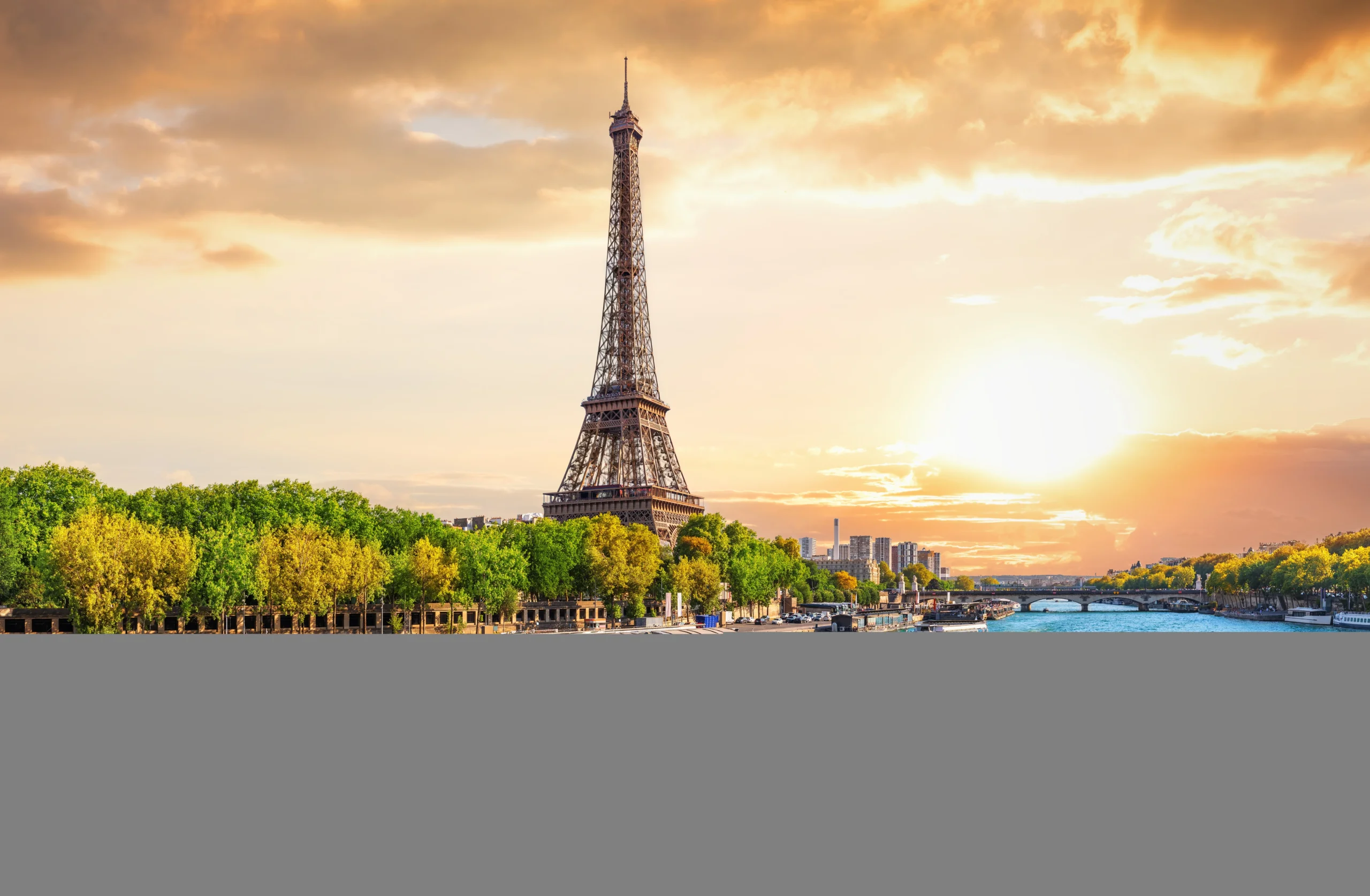 Eiffeltårnet og Seinen i Paris ved solnedgang