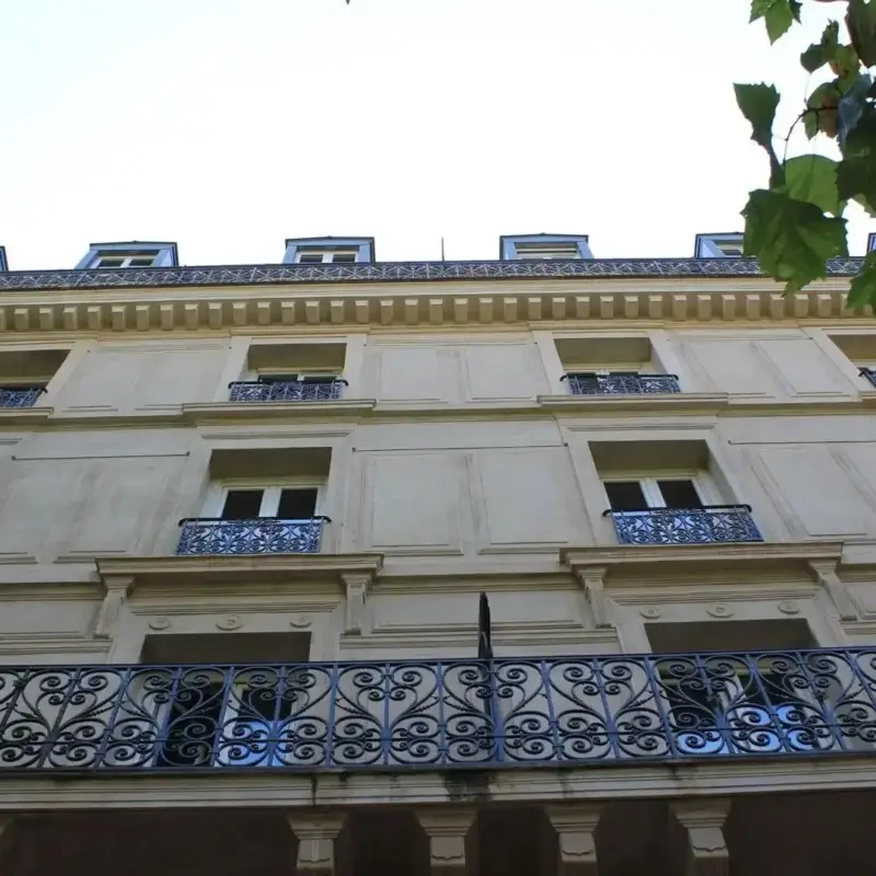 Facade med smedejernsaltaner