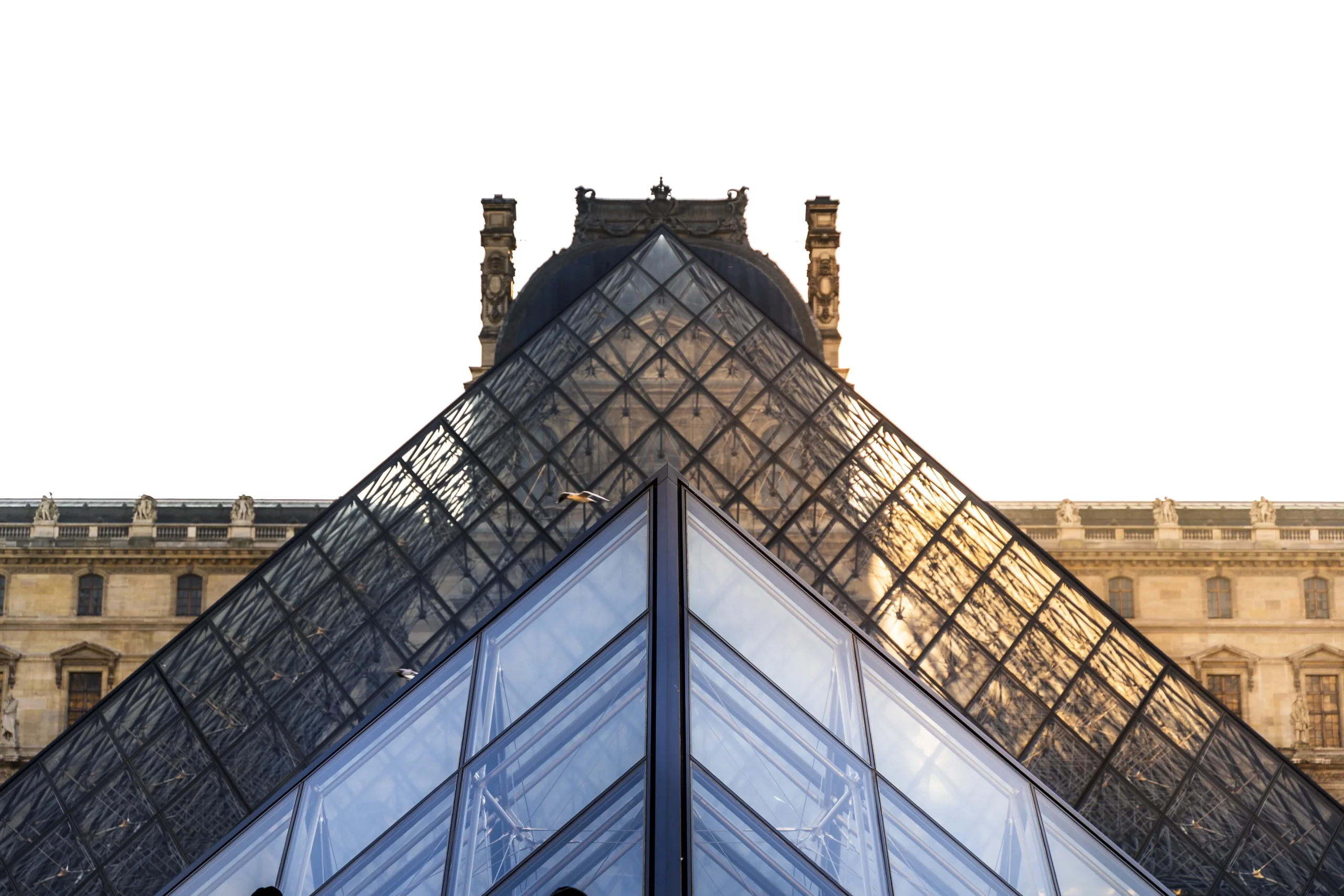 Glaspyramiden foran Louvre-paladset i Paris