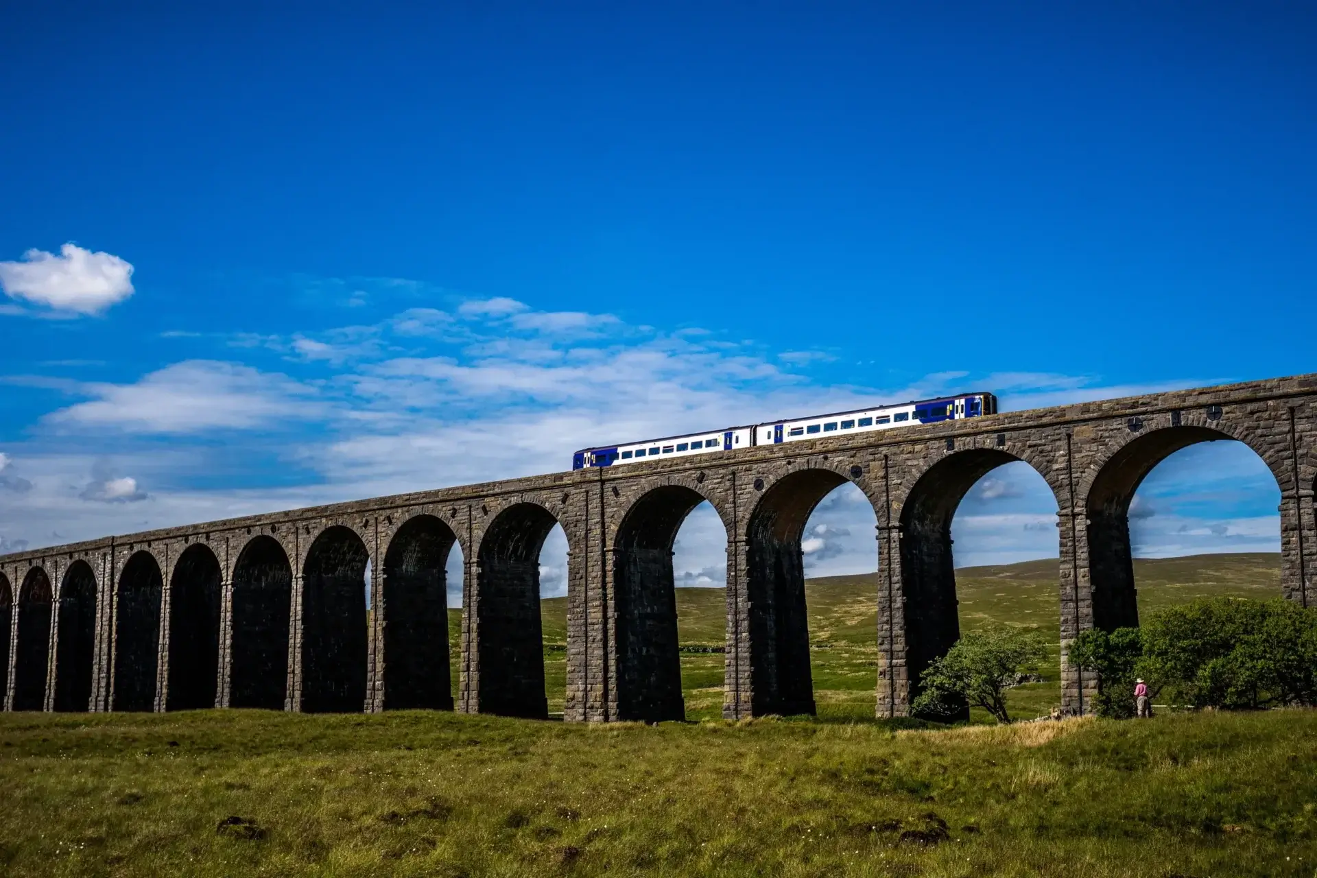 Tog kører over Ribblehead-viadukten i Yorkshire Dales