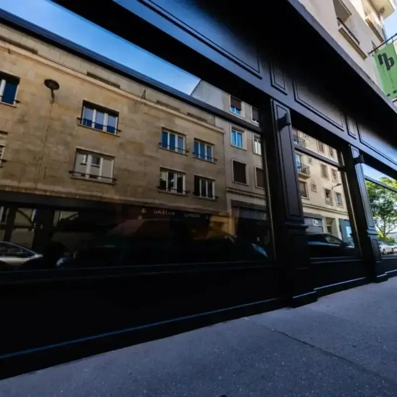 Facade med store vinduer ud mod gaden