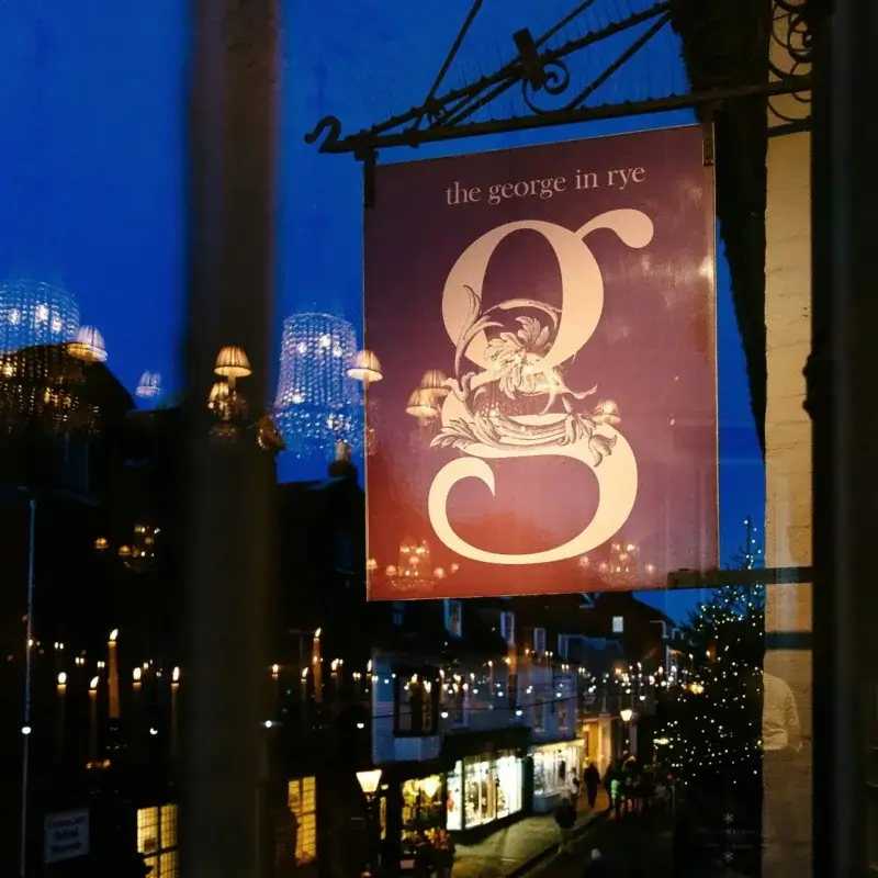 Hotellets skilt og facade om aftenen
