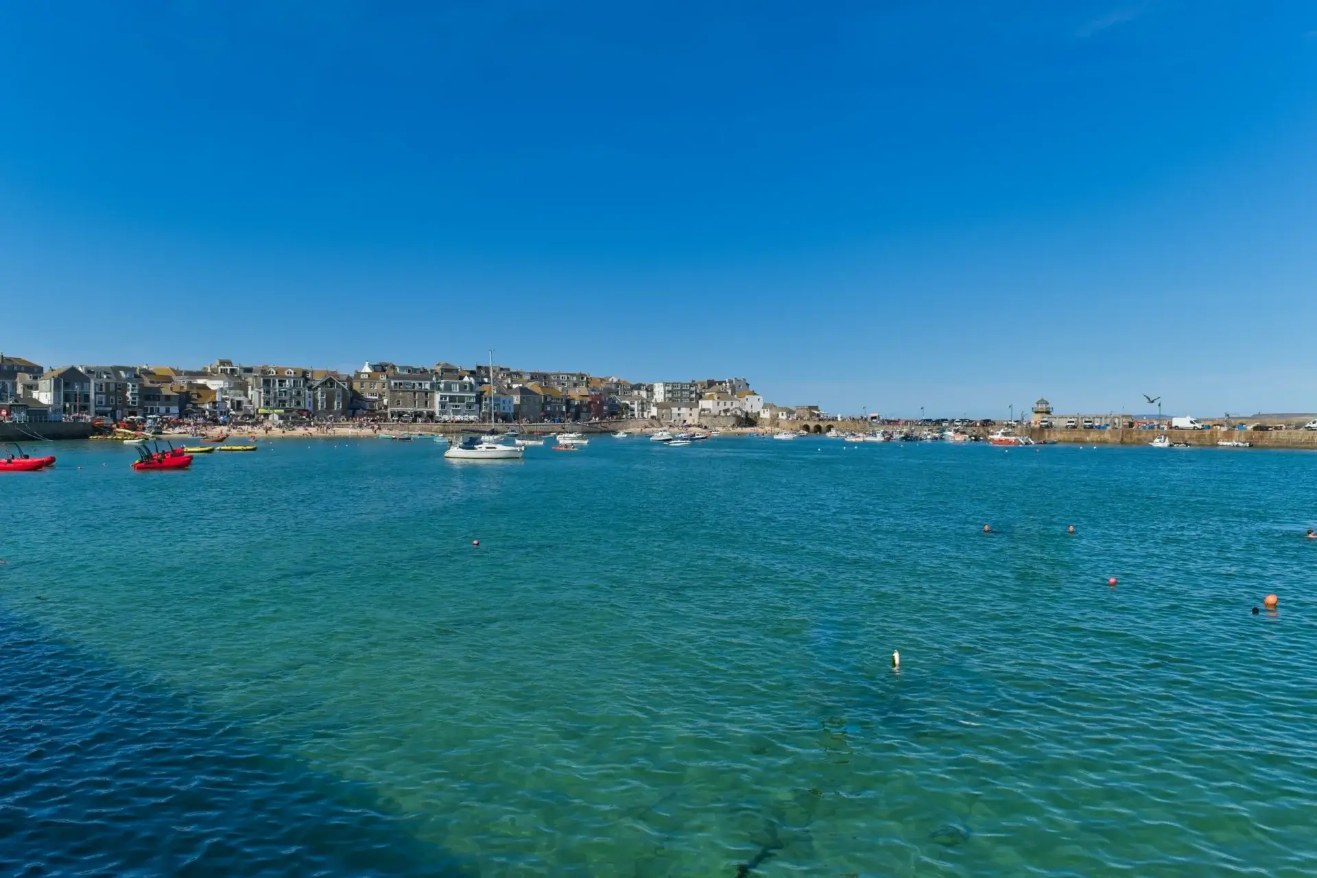 Havnen i St Ives med både på turkis vand