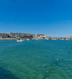Havnen i St Ives med både på turkis vand