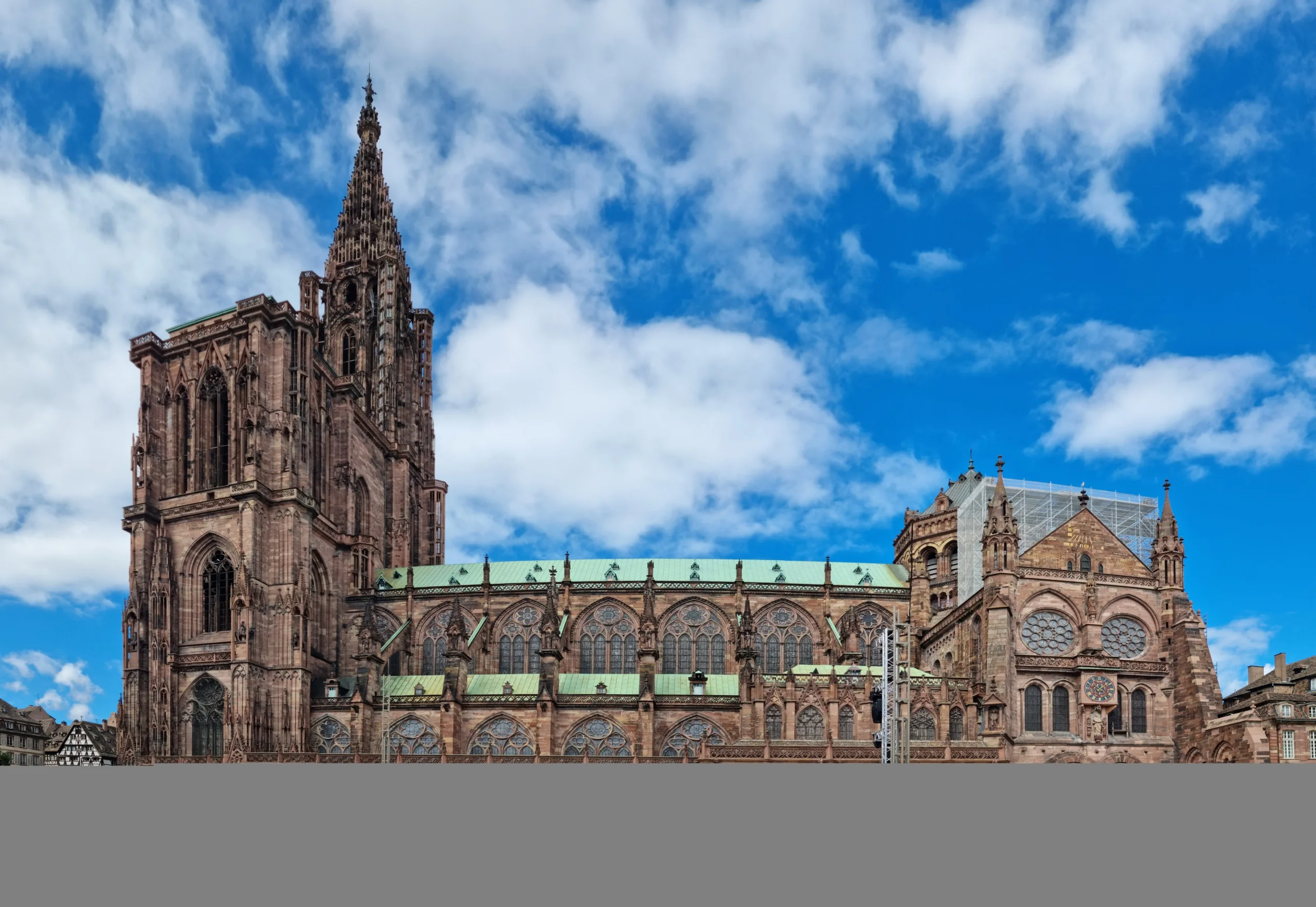 Katedralen Notre-Dame i Strasbourg i rød sandsten under blå himmel