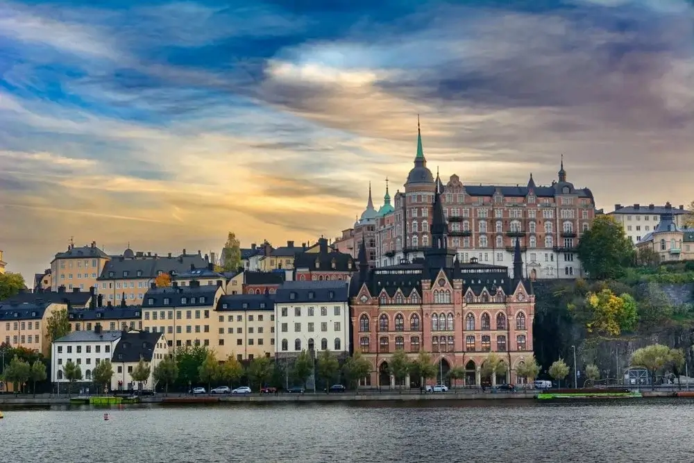 Stockholm set over vandet med Gamla Stans tårne og kajanlæg
