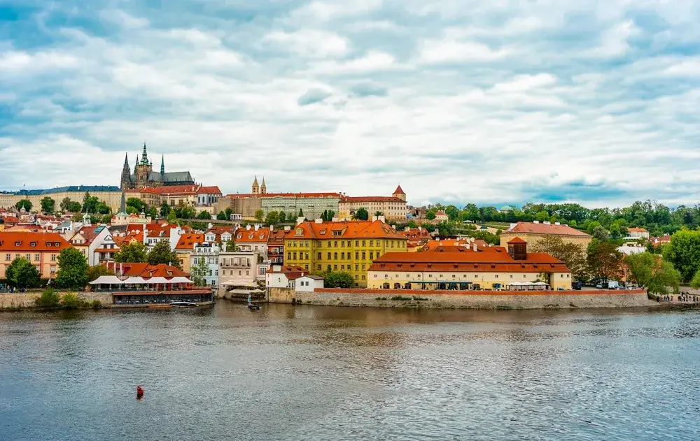 Prag Borg og Sankt Vitus-katedralen over de røde tage på Malá Strana set over Vltava-floden