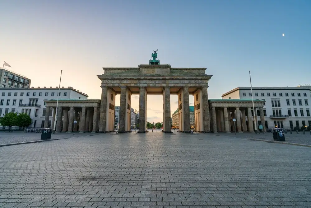 Brandenburger Tor i Berlin set fra Pariser Platz i morgenlys
