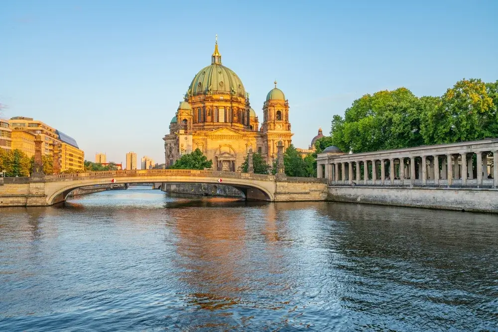 Berliner Dom og en bro over Spree i varmt aftenlys