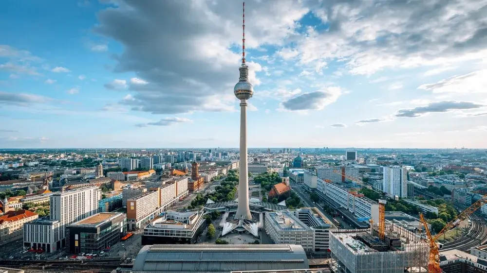 Luftfoto af Berlins centrum med TV-tårnet ved Alexanderplatz og byen i baggrunden