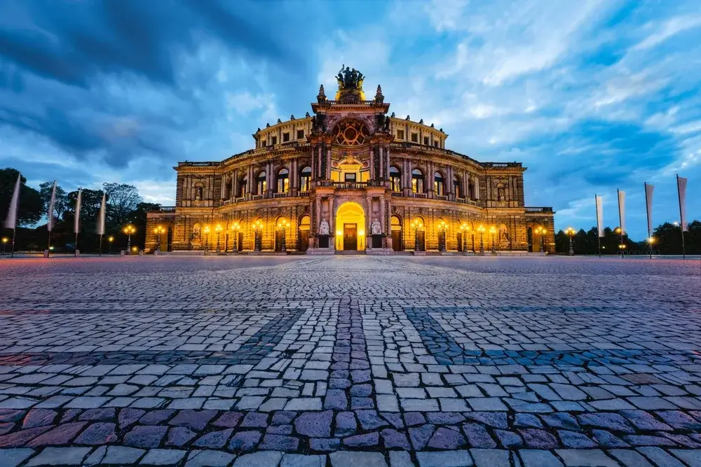 Operahuset Semperoper på Theaterplatz i Dresden oplyst i aftenlys