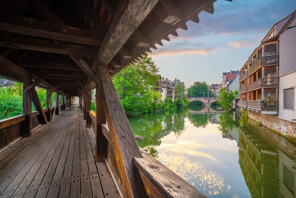 Udsigt fra den overdækkede træbro Henkersteg over floden Pegnitz i Nürnberg ved solnedgang