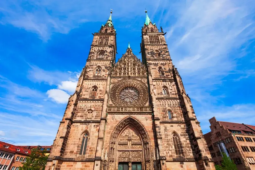 Den gotiske Lorenzkirche med to tårne og rosetvindue i Nürnbergs gamle bydel
