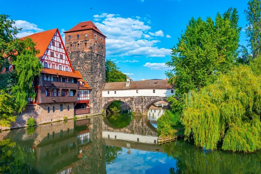 Bindingsværkshuset Weinstadel og vandtårnet ved floden Pegnitz i Nürnbergs gamle bydel