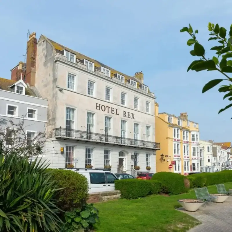 Hotellets facade ved strandpromenaden
