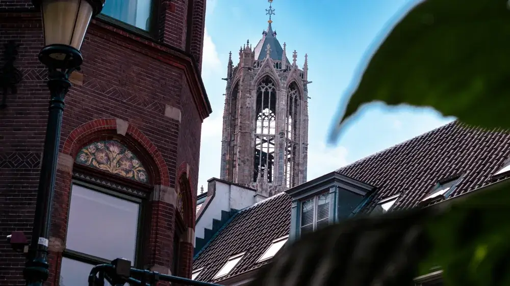 Domtoren i Utrecht set mellem gamle murstenshuse