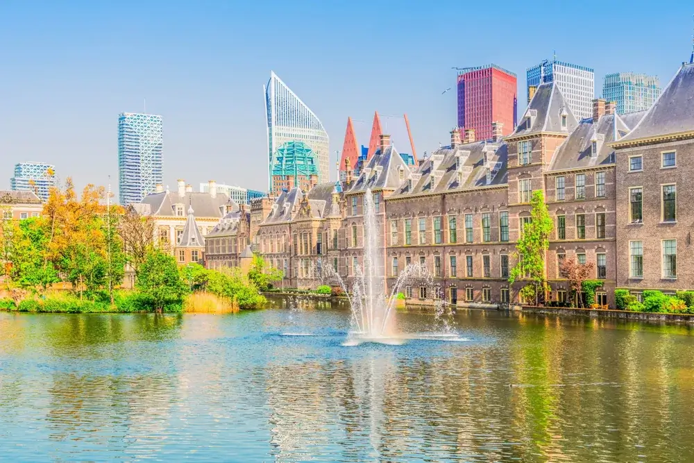 Binnenhof og springvandet i Hofvijver i Den Haag