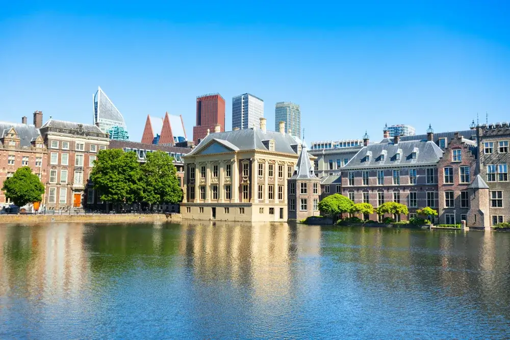 Mauritshuis og Binnenhof spejler sig i Hofvijver i Den Haag