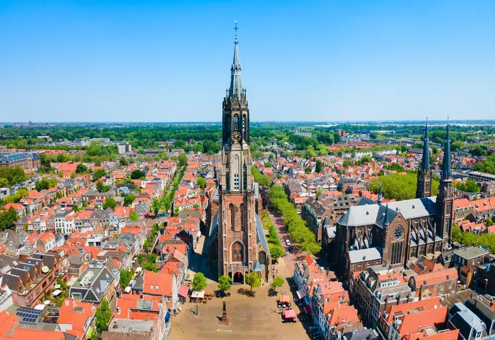 Luftfoto af Markt-pladsen og Nieuwe Kerk i Delft