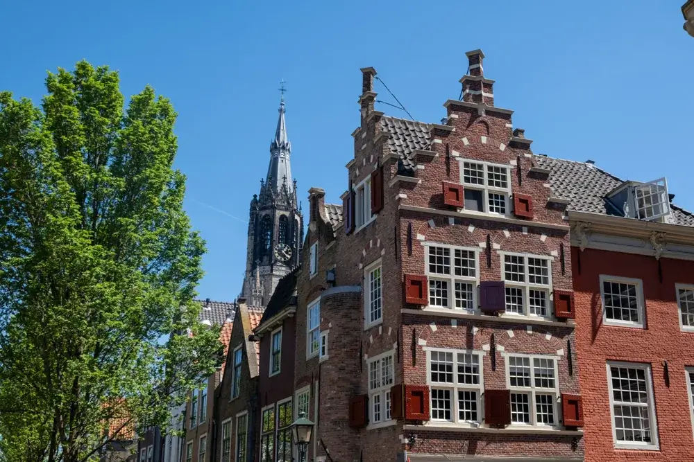 Trappegavlhuse i Delft med Nieuwe Kerks tårn bagved