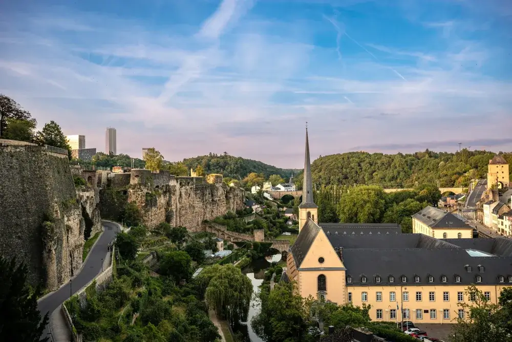 Udsigt fra Chemin de la Corniche over Grund og Neumünster-klostret i Luxembourg