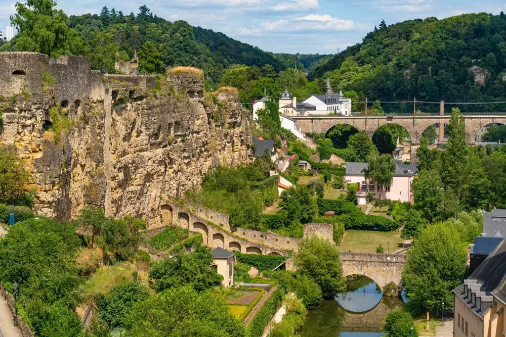 Bock-klippen med kasematterne over Alzette-dalen i Luxembourg
