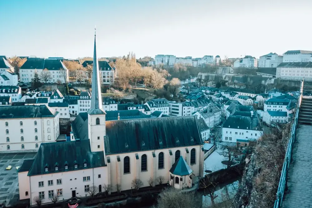 Den nedre bydel Grund i Luxembourg med Sankt Johannes-kirken