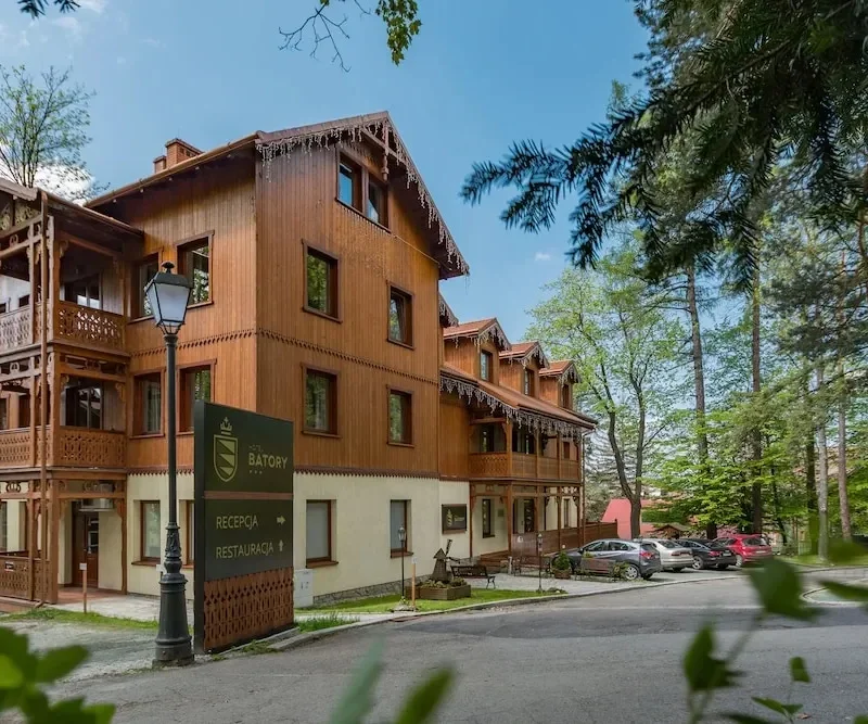 Hotel Batory i Szczawnica, en træbygning med balkoner mellem grantræer