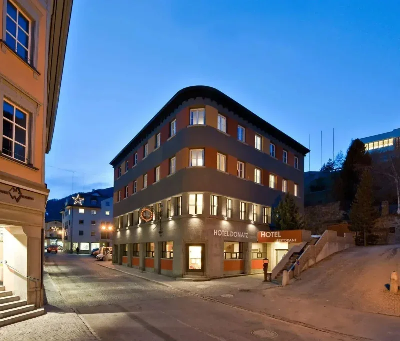 Hotel Donatz i Samedan set fra gaden i aftenlys