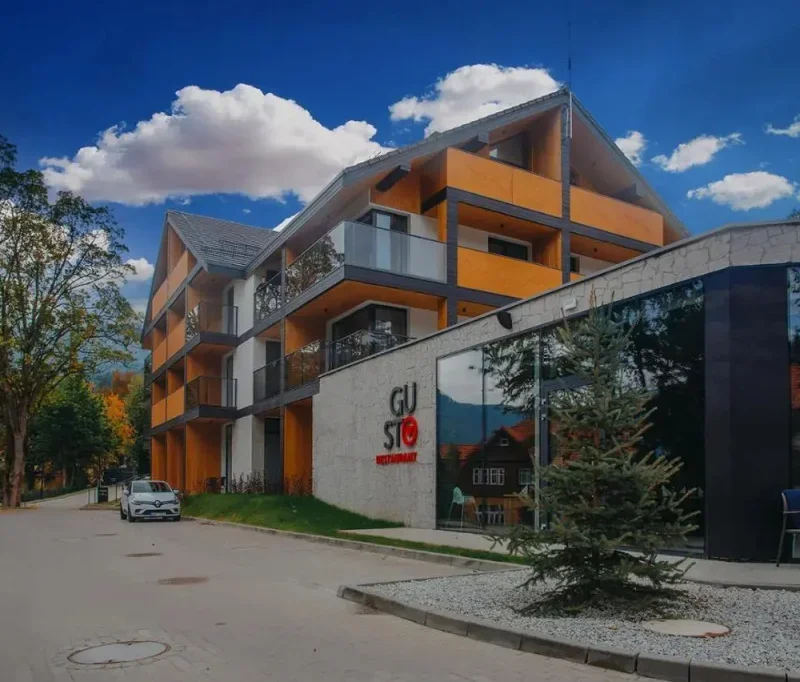 Tremonti Hotel Karpacz, moderne bygninger med træbalkoner under blå himmel