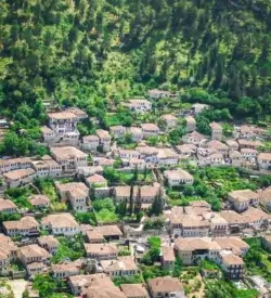 Berat set fra luften med de hvide osmanniske huse på bjergsiden i Albanien
