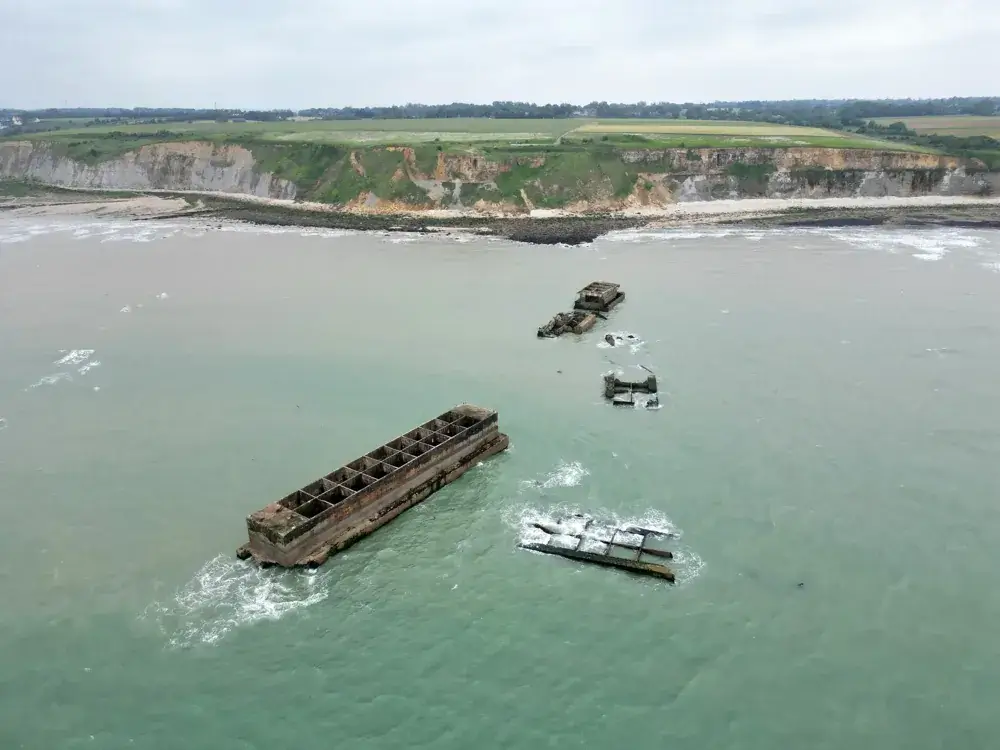 Resterne af den kunstige Mulberry-havn fra 1944 i vandet ud for Arromanches