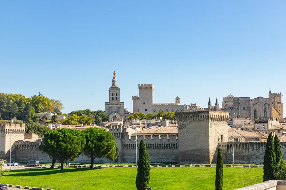 Pavepaladset Palais des Papes bag bymuren i Avignon