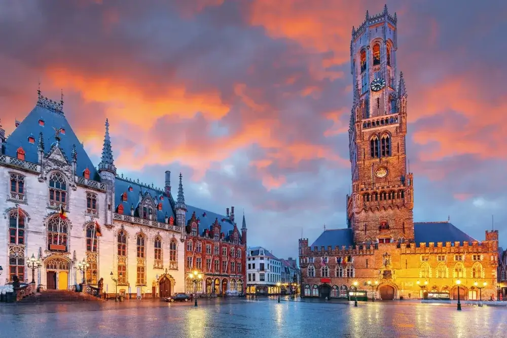 Markt i Brugge om aftenen med det oplyste Provinciaal Hof og Belfort-tårnet