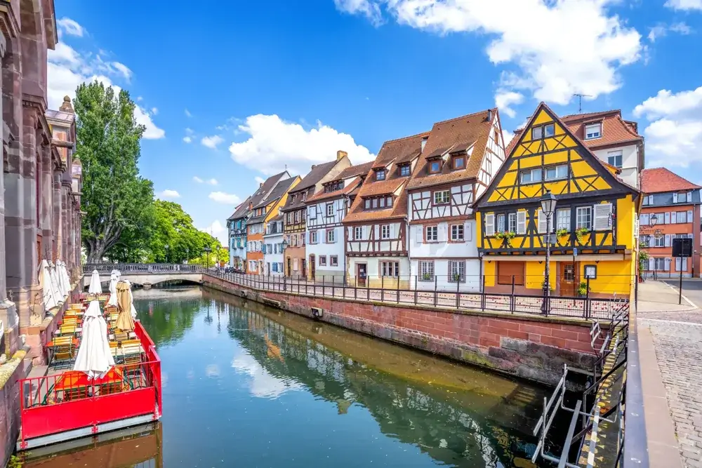 Bindingsværkshuse langs kanalen i den gamle by i Colmar, Alsace