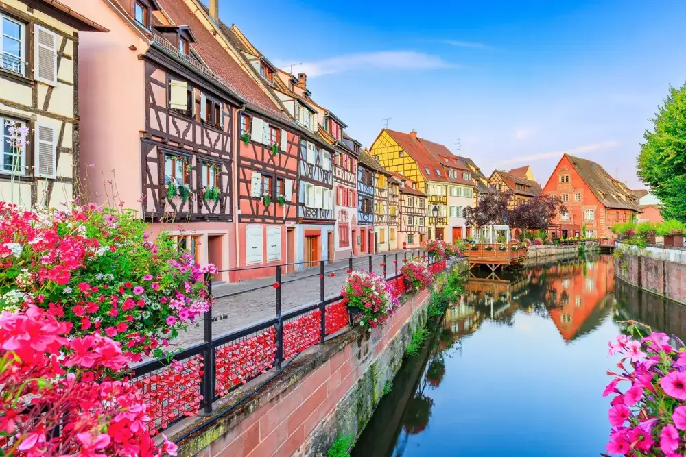 Kanalen i Petite Venise i Colmar med farverige bindingsværkshuse