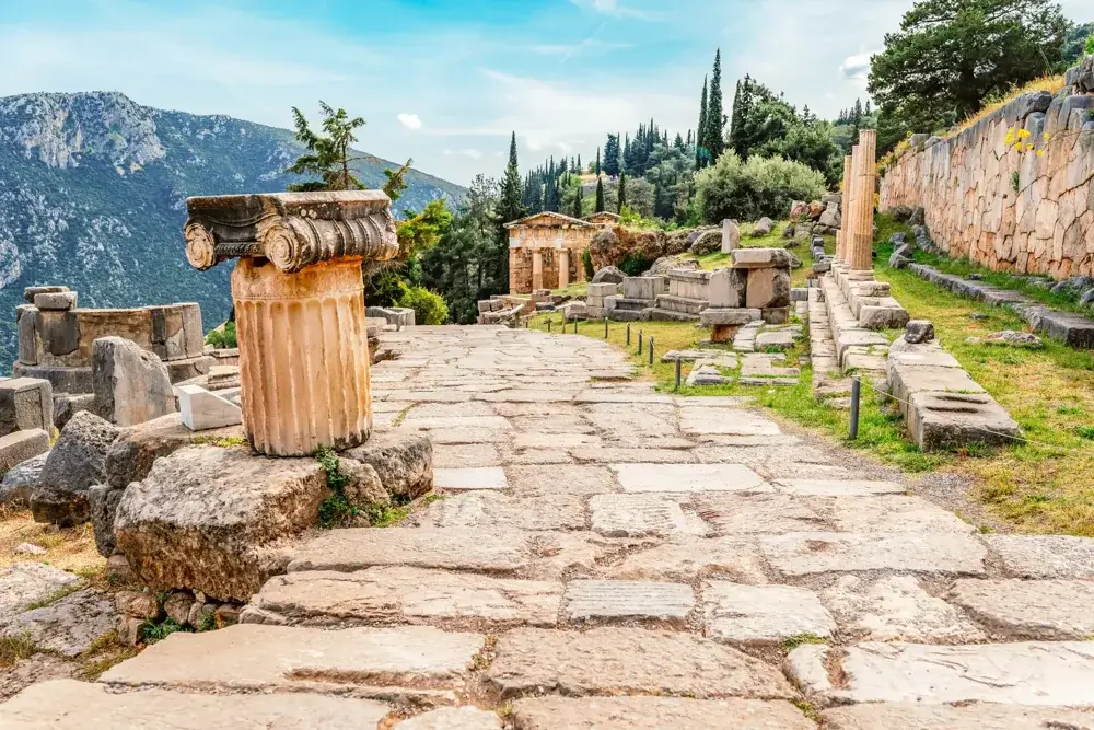 Den hellige vej mellem ruinerne i Apollon-helligdommen i Delfi
